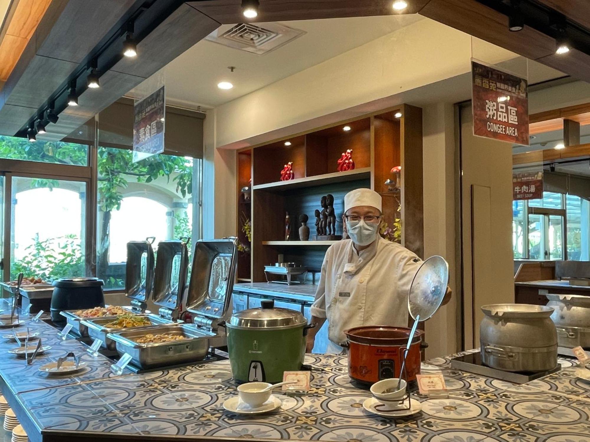 Howard Beach Resort Kenting Exterior foto A buffet at a hotel in Taiwan