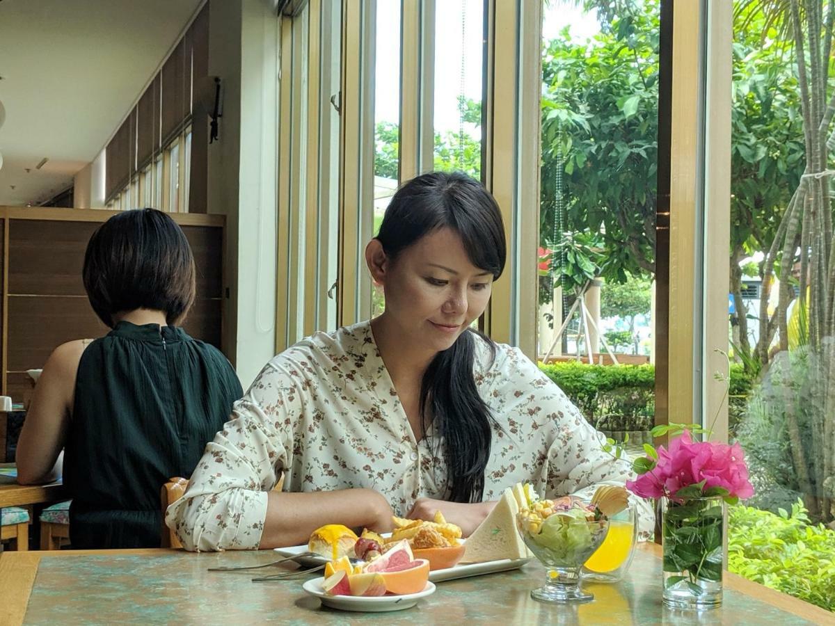 Howard Beach Resort Kenting Exterior foto A woman eating a meal
