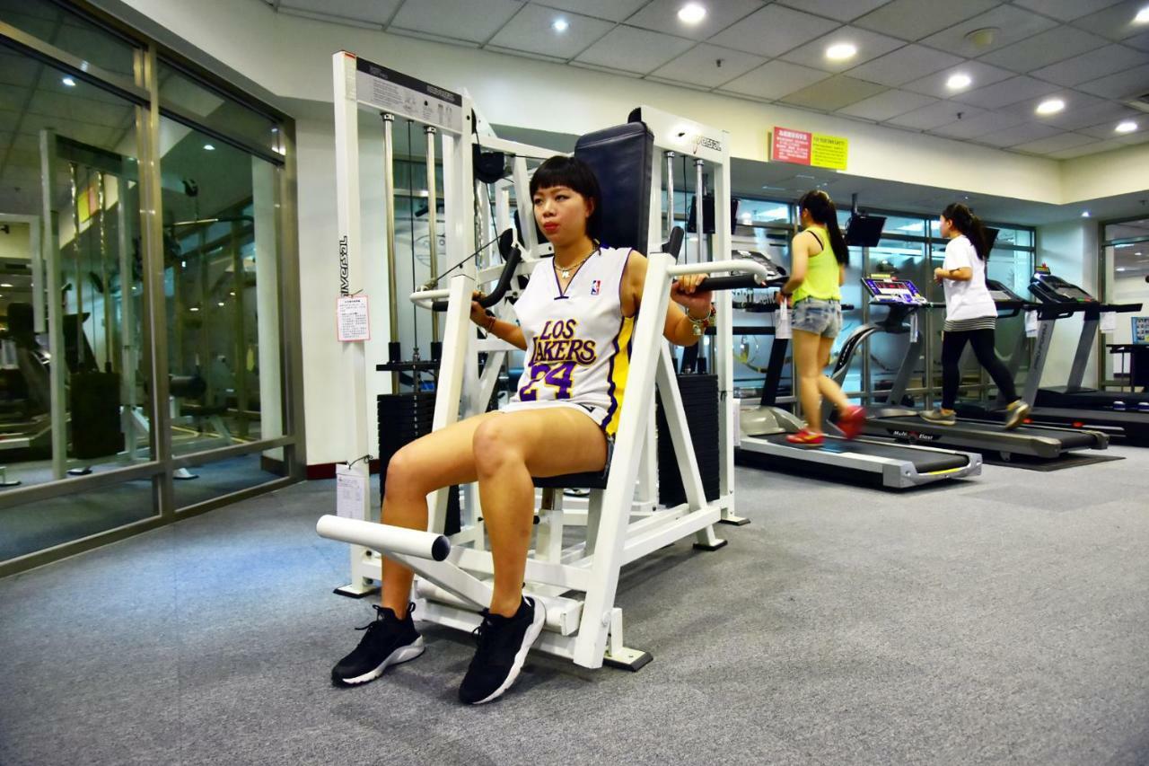 Howard Beach Resort Kenting Exterior foto A woman performing a leg press