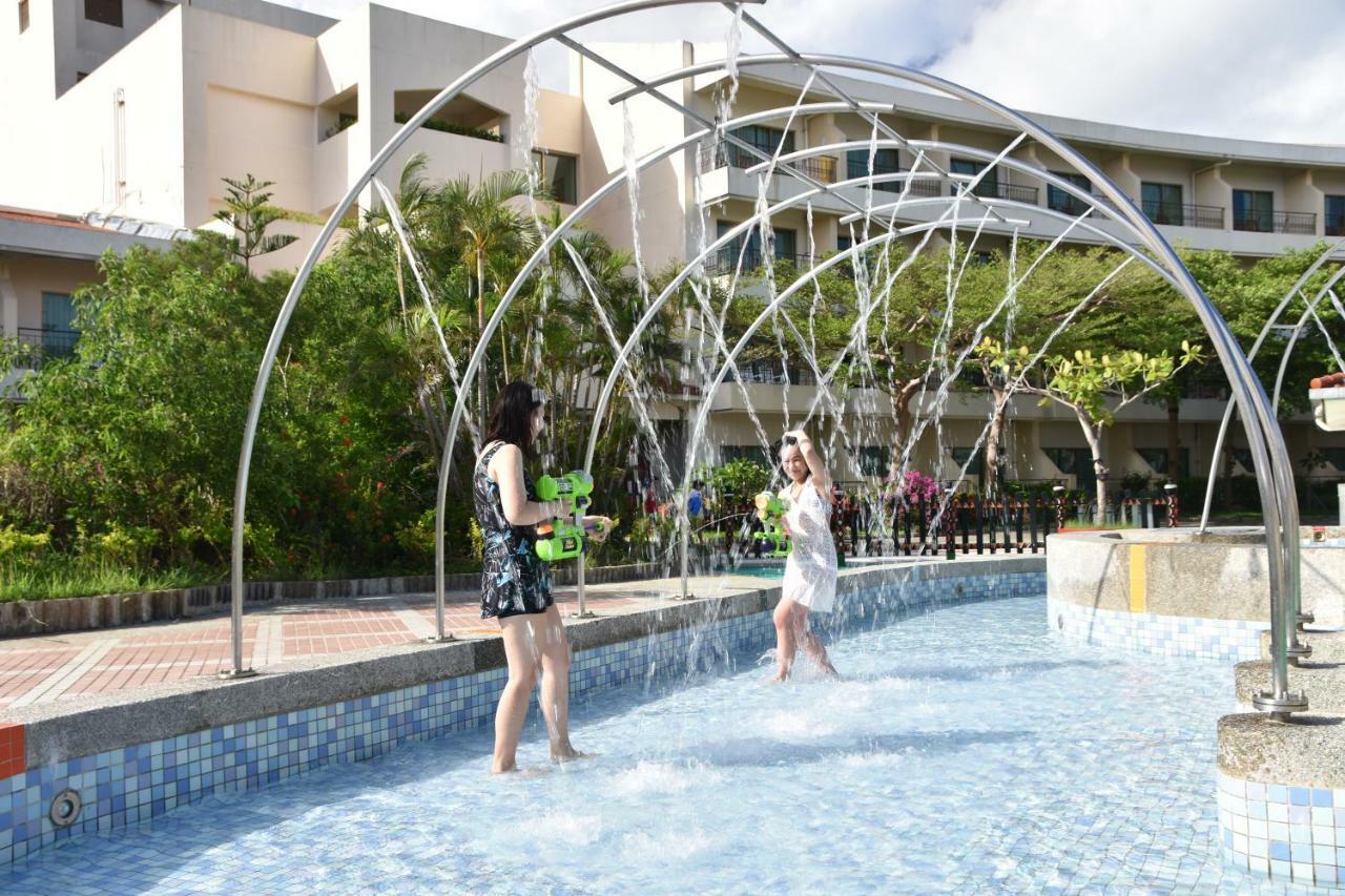 Howard Beach Resort Kenting Exterior foto Fountains at the park