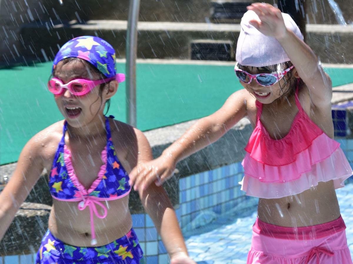 Howard Beach Resort Kenting Exterior foto Two girls wearing swim caps
