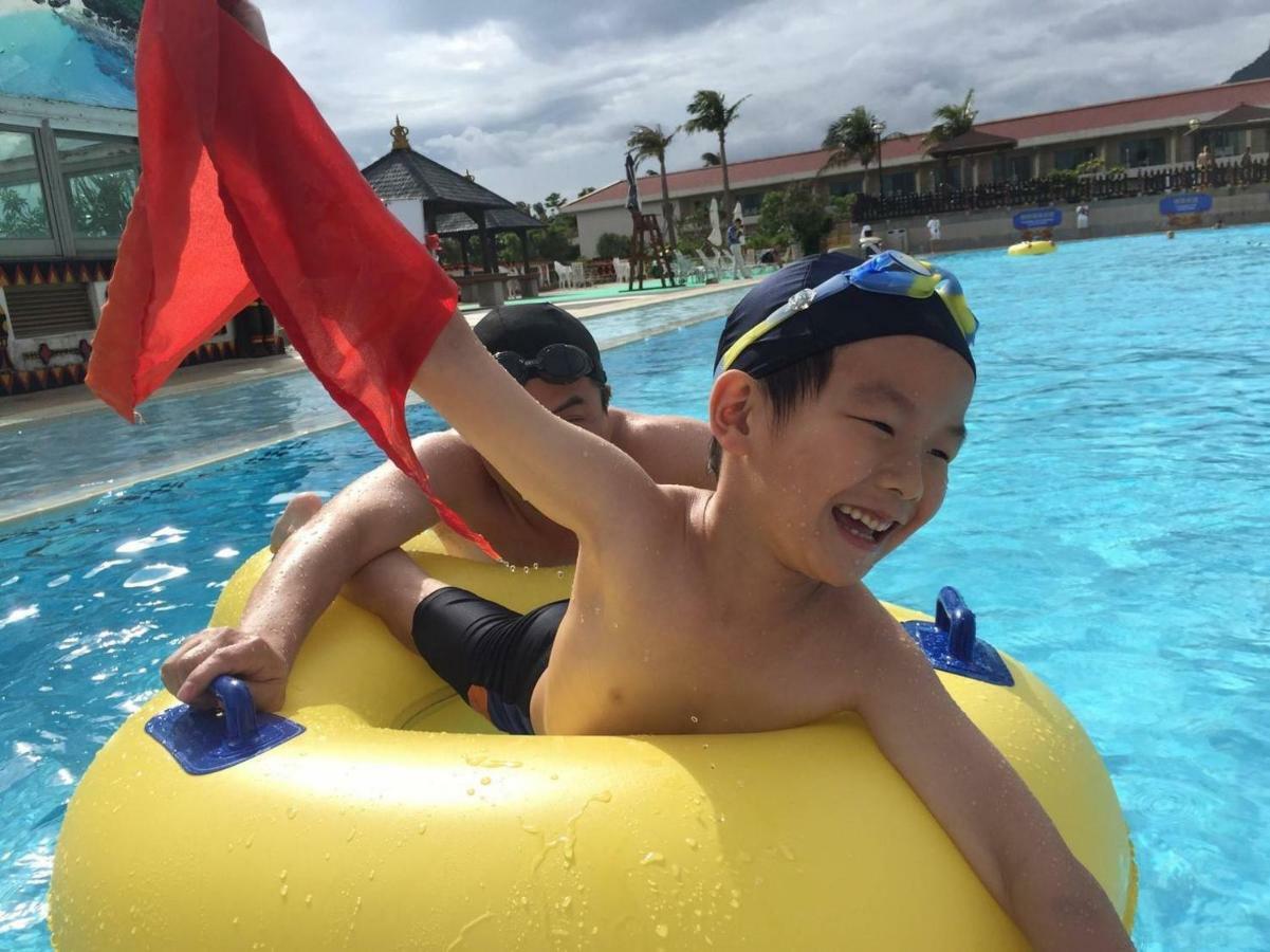 Howard Beach Resort Kenting Exterior foto Children playing in a swimming pool